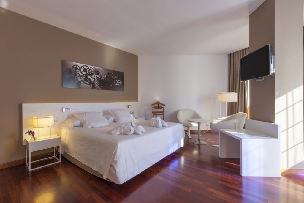 Hotel URH Ciutat de Mataró**** Habitacion Junior Suite scaled e1674643966510
