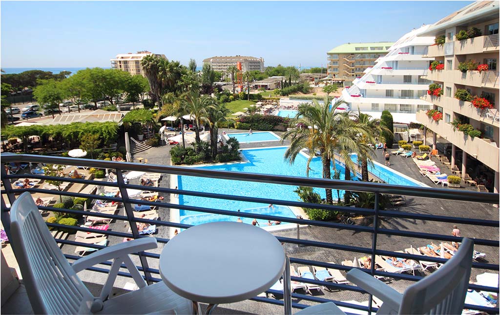 AQUA Hotel Onabrava & Spa ****S ONA 20 pool view scaled 1